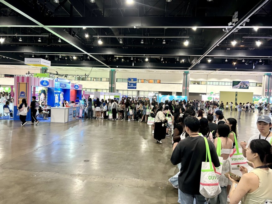 The_Terez_&_Honor_booth_draws_nonstop_crowds_in_the_K_Collection_(1)