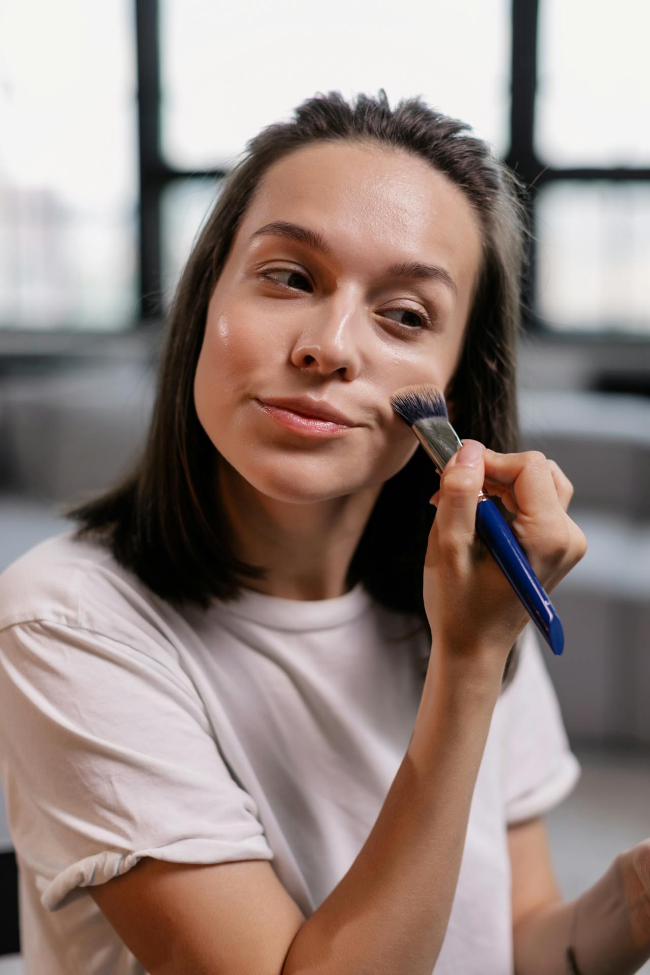 Applying foundation
