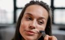Applying foundation