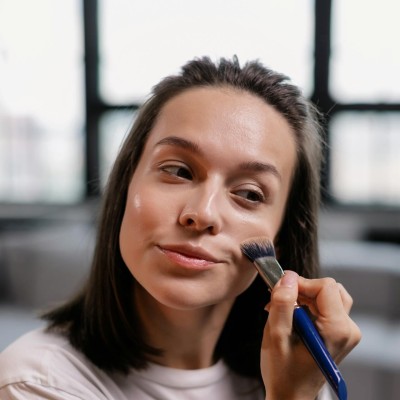 Applying foundation
