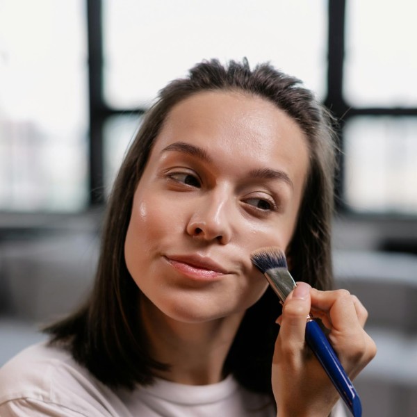 Applying foundation