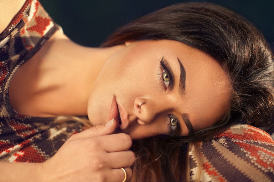 How To Safely Dye Sparse Eyebrows At Home