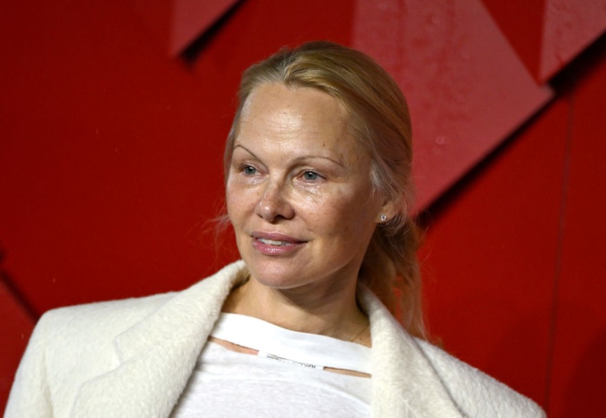 Pamela Anderson - The Fashion Awards 2023 Presented by Pandora - Arrivals