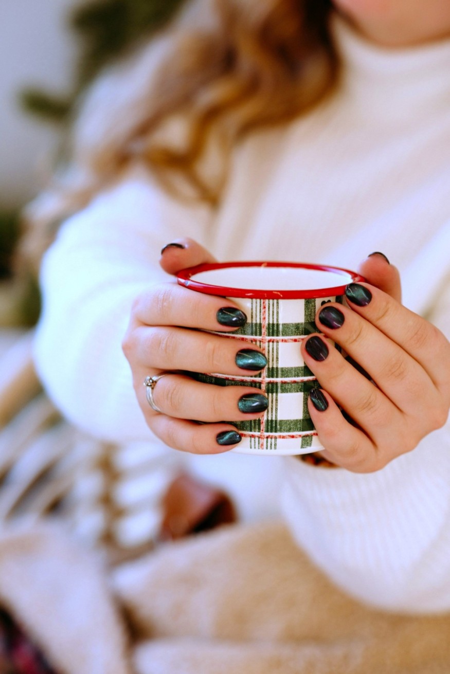 5 Holographic Nail Polishes for a Dazzling Manicure