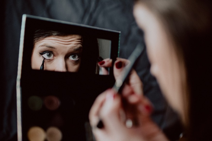 girl applying eyeliner