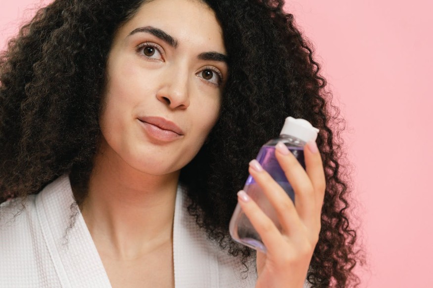 Micellar Water vs. Cleansing Oil Pros and Cons