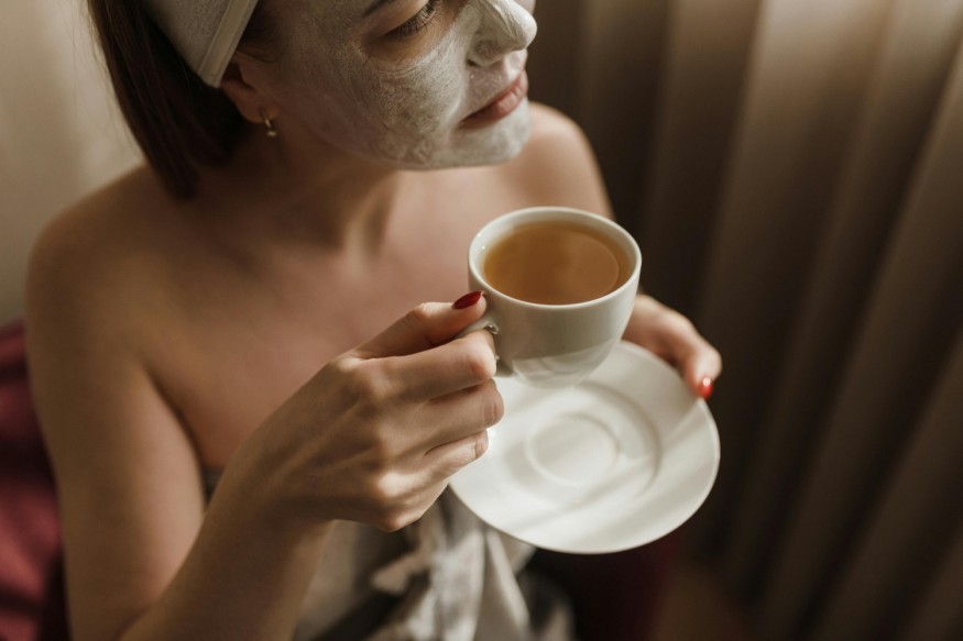 Mode doing skincare while drinking tea